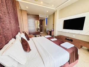 Μια τηλεόραση ή/και κέντρο ψυχαγωγίας στο Narmada Niwas