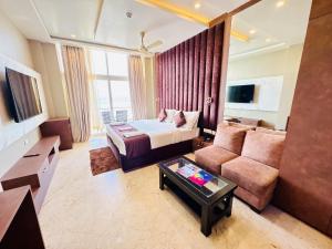 Μια τηλεόραση ή/και κέντρο ψυχαγωγίας στο Narmada Niwas