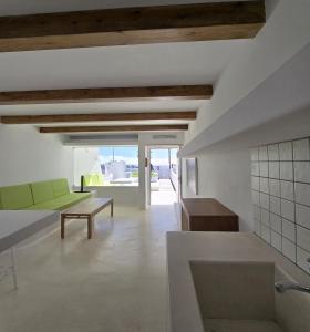 un soggiorno con un divano verde e un tavolo di Bungalows Villas Blancas a Puerto del Carmen Altre 5 foto