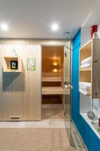 a bathroom with a walk in shower and a glass door at Chambre Rambouillet, Au Domaine du Cerf in Vyans