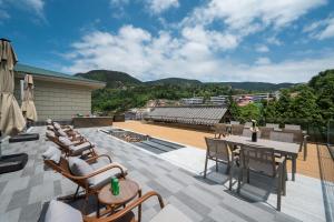 HaihuiにあるGuanyun Manxin Mansion, Guling, Lushanの屋上のパティオ(テーブル、椅子付)