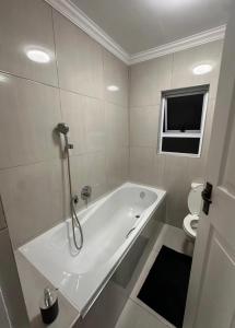 Ένα μπάνιο στο Cozy Retreat with a Pool!