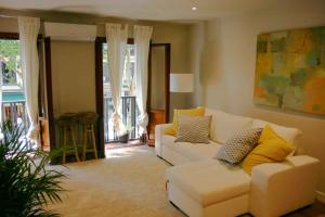 マドリードにあるMercado de San Miguel Espectacularのリビングルーム(白いソファ、黄色い枕付)