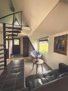 ein Wohnzimmer mit Sofa und Tisch in der Unterkunft Yidan Farmstay in Chiang Dao in Ban Mae Khon