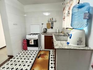 Kuchyň nebo kuchyňský kout v ubytování Milimani Executive Suites With Pool GYM Secure Parking