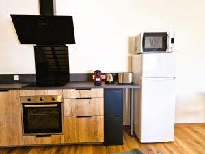 eine Küche mit Herd und Kühlschrank in der Unterkunft Appartement 3 chambres in Montceau-les-Mines