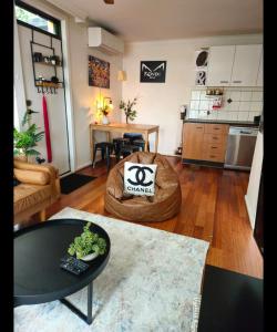 Køkken eller tekøkken på Quiet, Peaceful Northcote Unit