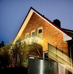 Una casa con luces de Navidad en un lado. en Kleine Landhaus-Perle am Schlosspark, en Eutin