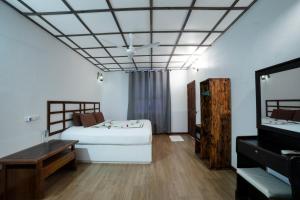 ماديفارو كرو في جزيرة راسدو: غرفة معيشة فيها سرير وتلفزيون +12 صورة