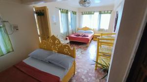 Habitación pequeña con cama y mesa. en Scenic View Tourist Inn, en San Juan