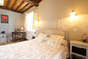 Una cama o camas en una habitación de Chambre La Louis XVI, La Tourelle