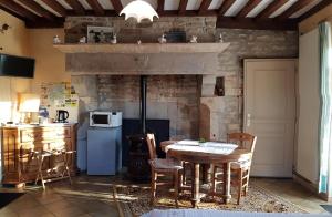 Una cocina o cocineta en Chambre La Louis XVI, La Tourelle