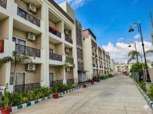 an empty street in front of a building at Hotel Grand Luxury Char Dham in Vrindāvan