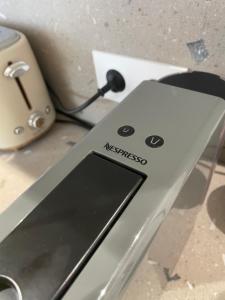 un cellulare seduto sopra un tavolo di Cosy & indépendant - 4 pers - proche Paris-Disney a Champigny-sur-Marne