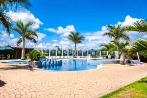 una grande piscina con palme in un resort di Dynamic Homes a Tatu City