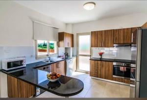 Η κουζίνα ή μικρή κουζίνα στο Villa Merope Irena 1