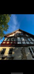 ein hohes Gebäude mit Seitenfenstern in der Unterkunft Villa Dankward in Bad Harzburg