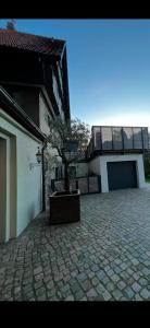 ein Haus mit einer steinernen Einfahrt vor einem Gebäude in der Unterkunft Villa Dankward in Bad Harzburg