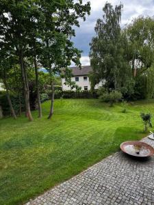 ein Hinterhof mit Rasenfläche und einem Springbrunnen in der Unterkunft Villa Dankward in Bad Harzburg