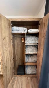 ein Schrank mit Holzwänden und Etagenbetten in der Unterkunft A2 - Viel Platz für alle in Wernigerode