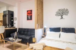 イオアニナにあるnuvéのベッドとソファのあるリビングルーム