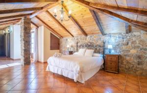 En eller flere senge i et værelse på Stunning Home In Arriate With Private Swimming Pool, Can Be Inside Or Outside