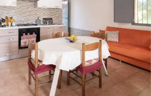 una cucina e una sala da pranzo con tavolo e sedie di Stunning Home In Siracusa a Floridia