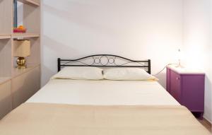 un letto con testiera nera in una camera da letto di Stunning Home In Siracusa a Floridia