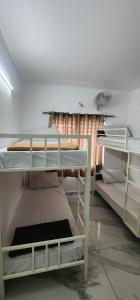 Dos literas en una habitación con ventana. en Wave, en Kochi