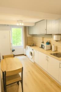 Η κουζίνα ή μικρή κουζίνα στο Le Petit Refuge du Centre Historique