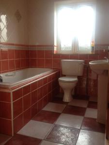 łazienka z wanną, toaletą i umywalką w obiekcie Spanish Point Armada Getaway w mieście Spanish Point