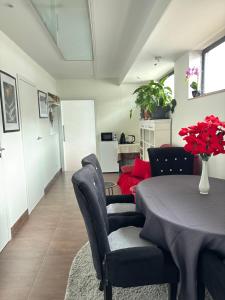 una sala de estar con una mesa y dos sillas en Apartmán NAVRCHU, en Brezno