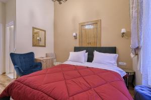 Theodoros Kolokotronis - Terpsichore في نافبليو: غرفة نوم بسرير احمر وكرسي ازرق