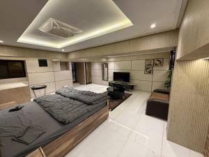 Un televizor și/sau centru de divertisment la But Tourist Inn Hotel Murree +42 fotografii