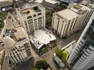 una vista sul tetto di una città con edifici alti di The Davis Bangkok a Bangkok