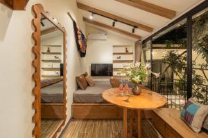 Χώρος καθιστικού στο French Style Ancient Villa in Old Quarter