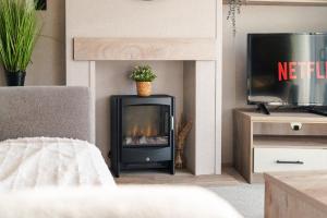 Μια τηλεόραση ή/και κέντρο ψυχαγωγίας στο 3 Bedroom Caravan - Seton Sands