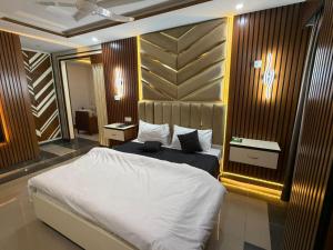 ein Schlafzimmer mit einem großen Bett in einem Zimmer in der Unterkunft Mahnoor Living Apartment Peshawar in Peschawar + 26 Fotos