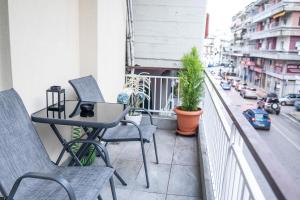 イオアニナにあるnuvéのテーブルと椅子と通りのあるバルコニー