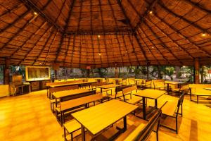 En restaurant eller et andet spisested på Dandeli Inn Resort