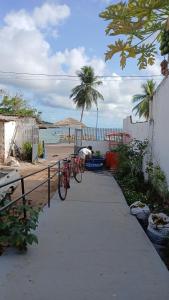 due biciclette parcheggiate su un marciapiede vicino alla spiaggia di Varandas do Mar 
