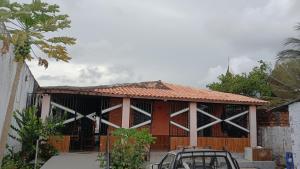 una casa con un edificio rosso e nero di Varandas do Mar 