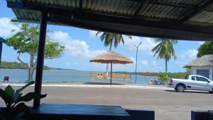 una vista di una spiaggia con un camion e un ombrellone di Varandas do Mar 