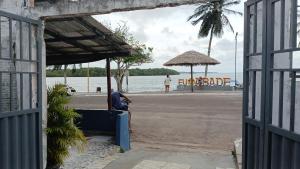 una persona seduta su un muro che guarda l'acqua di Varandas do Mar 