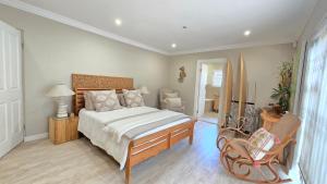 Ένα ή περισσότερα κρεβάτια σε δωμάτιο στο Plumeria Beach House JBay