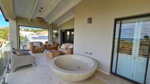 Χώρος καθιστικού στο Plumeria Beach House JBay