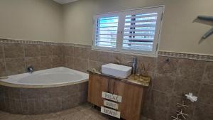 Ένα μπάνιο στο Plumeria Beach House JBay +17 φωτογραφίες