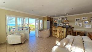 Χώρος καθιστικού στο Plumeria Beach House JBay