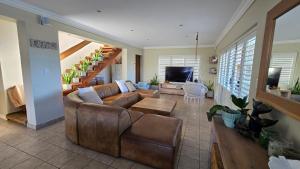 Χώρος καθιστικού στο Plumeria Beach House JBay