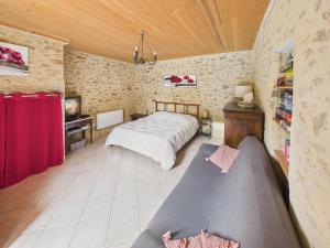 Un dormitorio con dos camas y un sofá. en Maison pour 5 - Grande jardin et terrasse - Jacuzzi, en Le Bos de Plazac